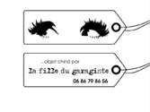 étiquettes cartonnées, mises en places sur les objets chinés et prêts à la vente